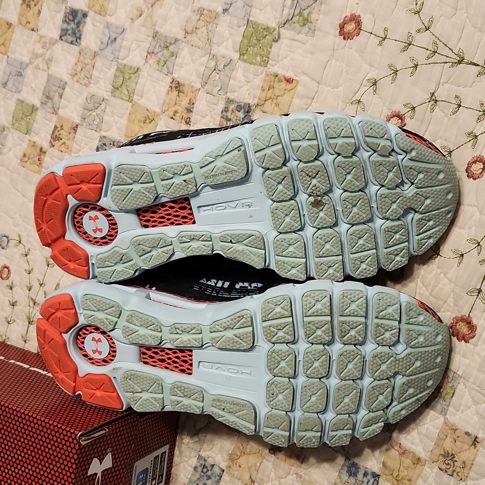 Under Armour Hovr Infinite 2 size 7. Can be connected to UA MAPMYRUN app. - Picture 11 of 11